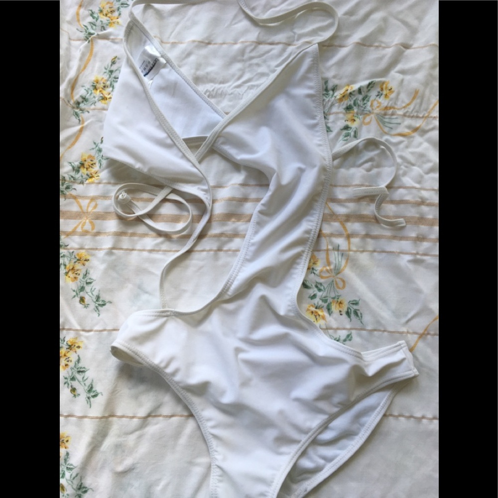 White boohoo Monokini